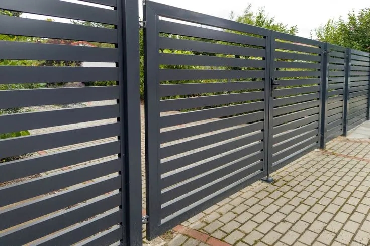Czym ogrodzić działkę? Najlepsze materiały i porady na start