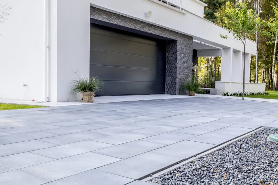 Jak zrobić podjazd samochodowy - proste kroki i najlepsze materiały