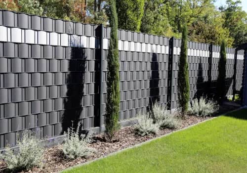 Jak skutecznie zasłonić płot z siatki i poprawić estetykę ogrodu