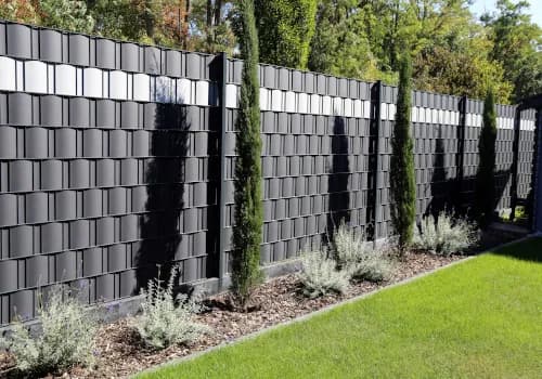 Jak skutecznie zasłonić płot z siatki i poprawić estetykę ogrodu