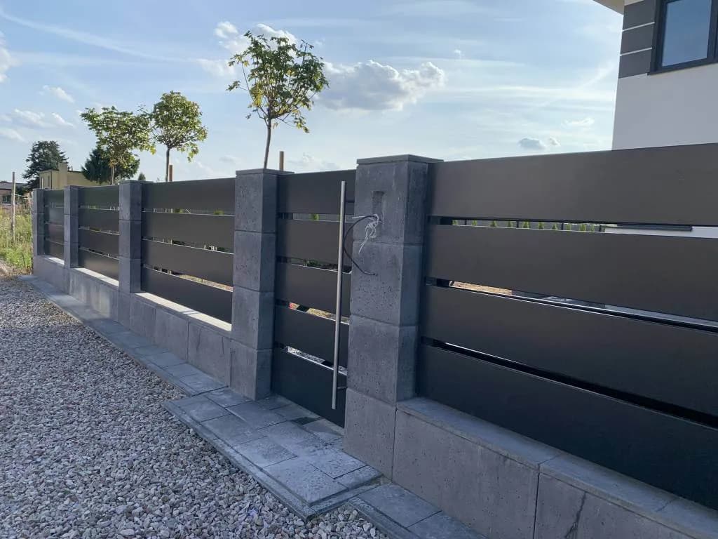 Czy na płot betonowy trzeba mieć pozwolenie? Sprawdź przepisy i uniknij problemów