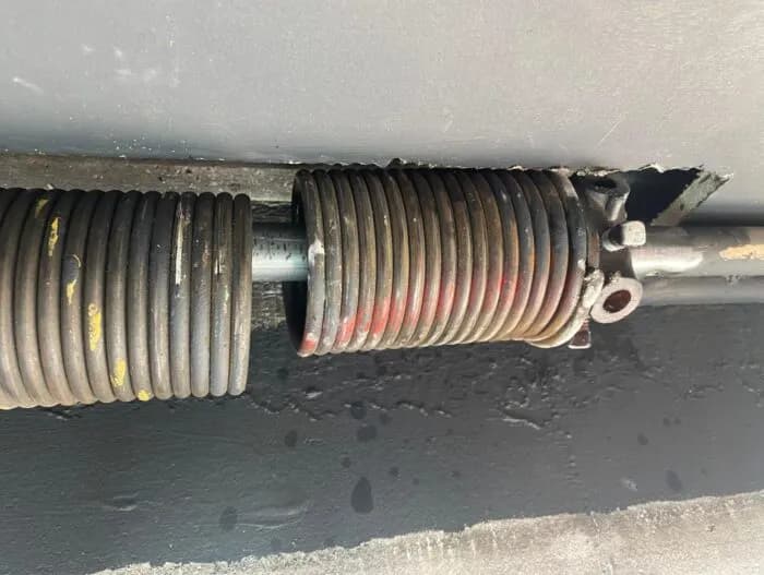 Jak naciągnąć sprężynę w bramie garażowej uchylnej bez ryzyka uszkodzeń