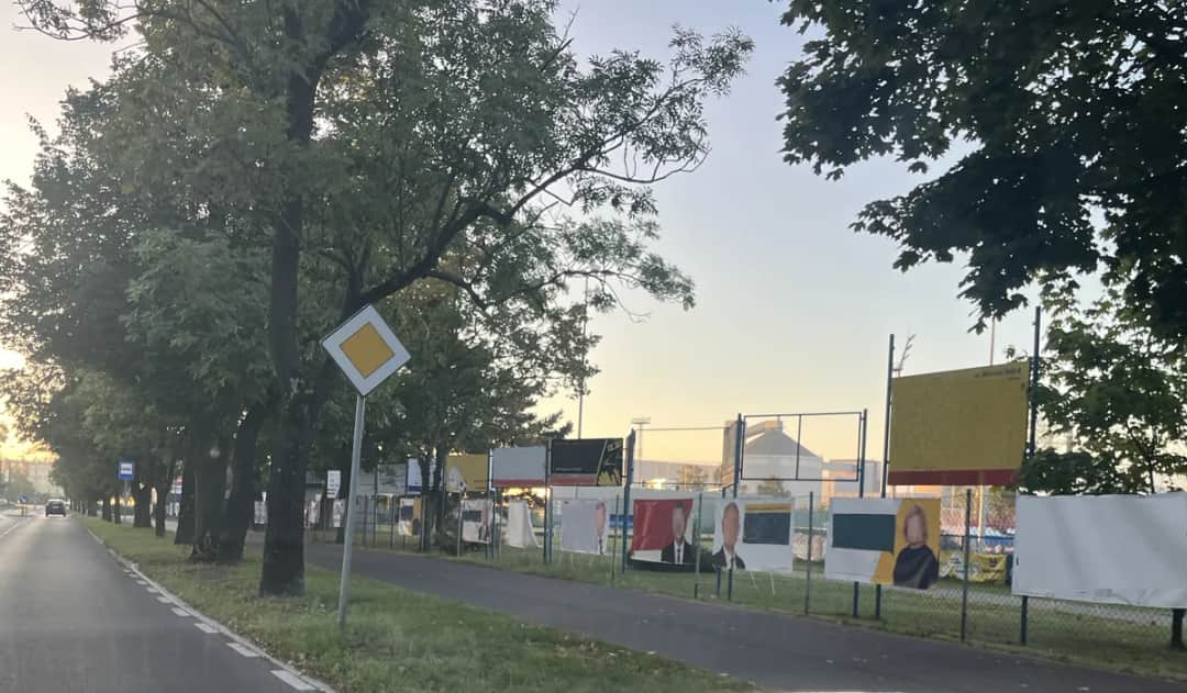 Czy można powiesić baner na płocie? Poznaj zasady i ryzyka